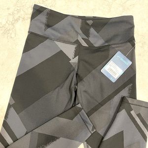 Women’s brooks formation crop size medium NWT